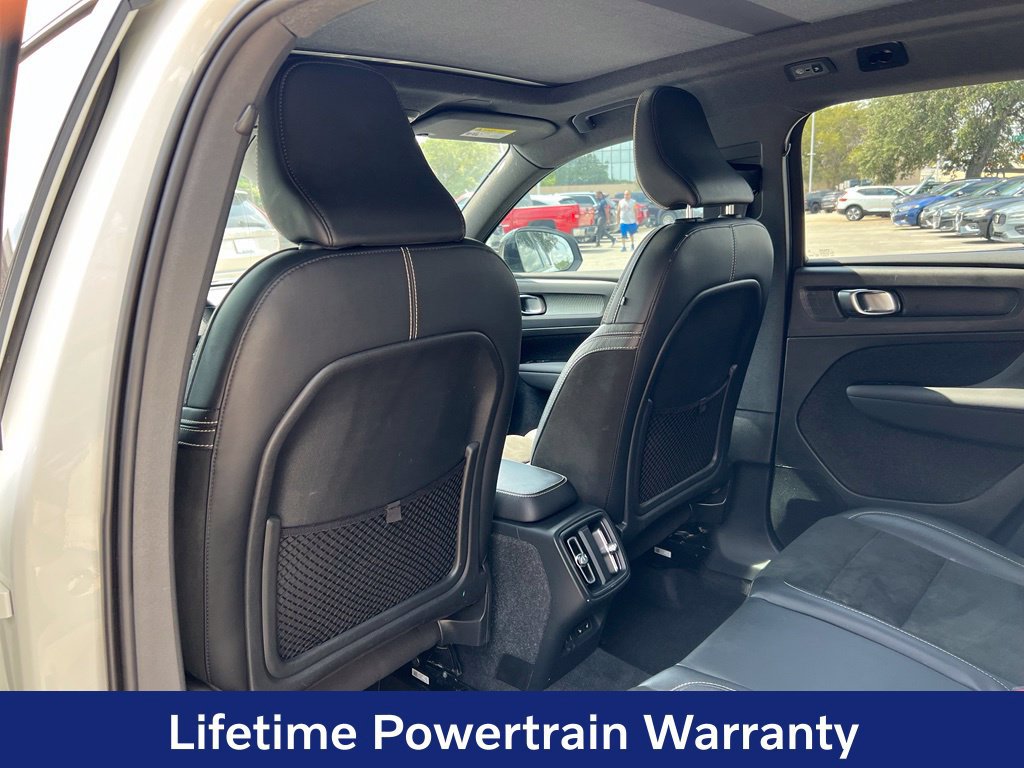 Certified 2022 Volvo XC40 T5 R-Design w/ Advanced Package AWD/4WD image 24