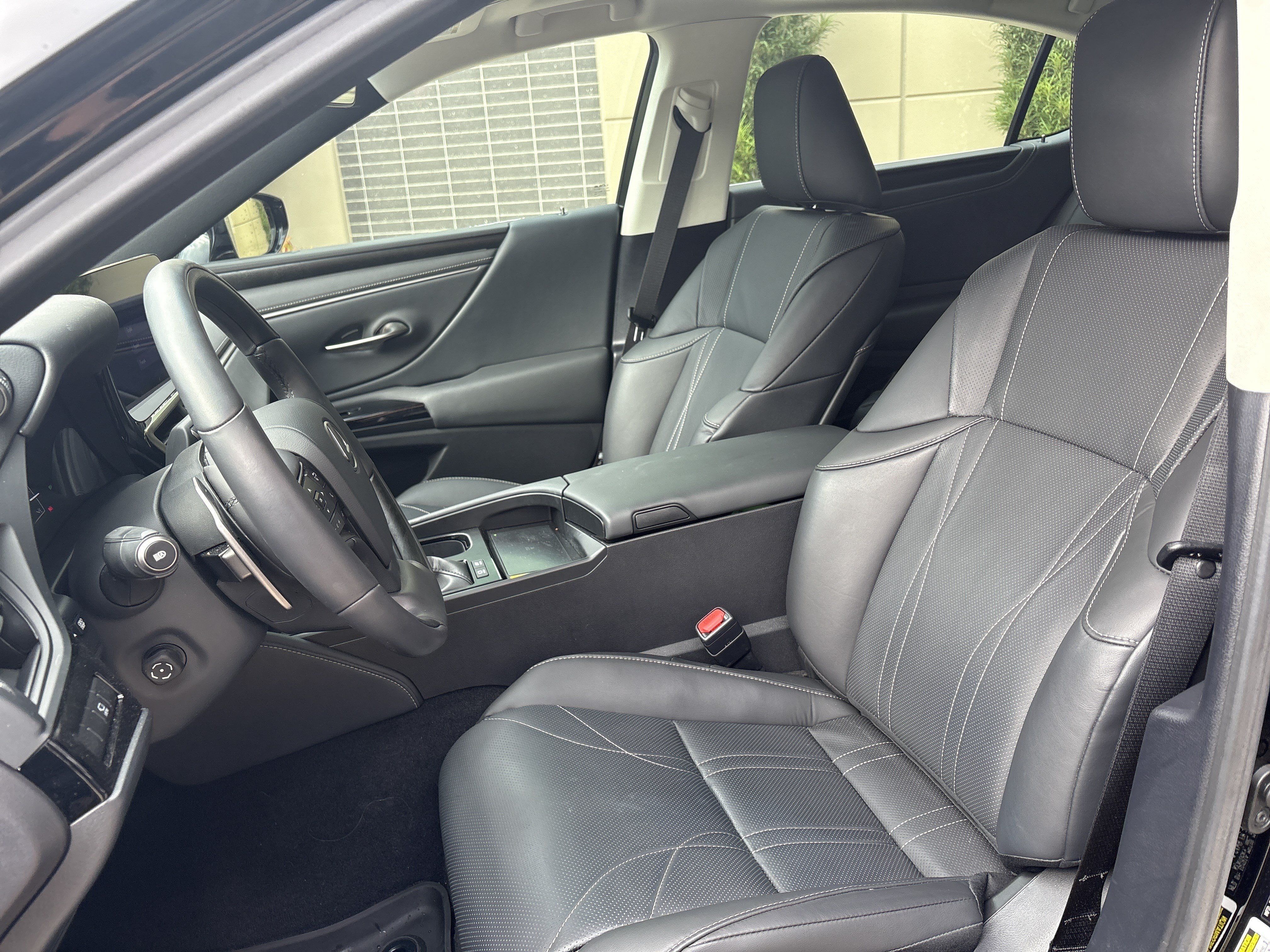 Used 2025 Lexus ES 300h w/ Luxury Package FWD image 16