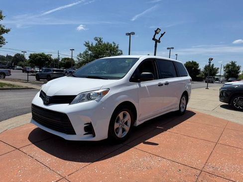 Used 2019 Toyota Sienna L FWD image 3