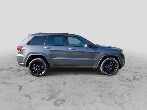 Used 2018 Jeep Grand Cherokee Altitude AWD/4WD image 9