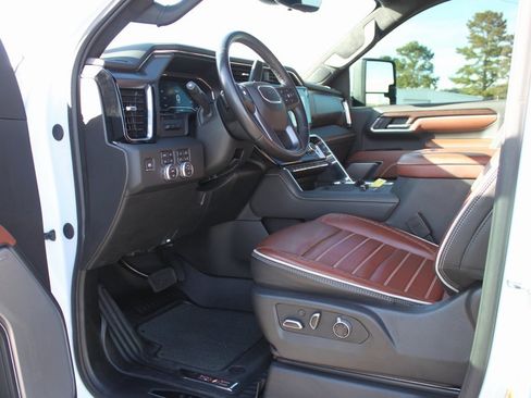 Used 2025 GMC Sierra 2500 Denali Ultimate image 11