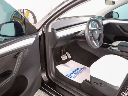 Used 2025 Tesla Model Y Performance image 3