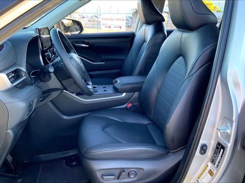 Certified 2025 Toyota Highlander XLE image 7