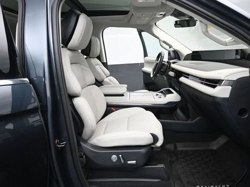 Certified 2025 Lincoln Navigator Reserve AWD/4WD image 34
