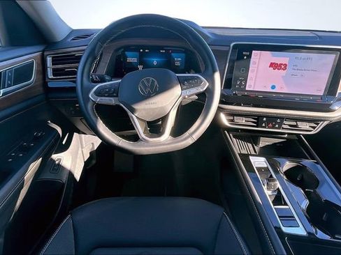 Used 2025 Volkswagen Atlas SE image 8