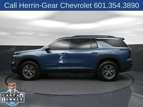 Used 2025 Chevrolet Traverse LT FWD image 4