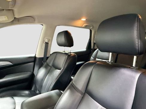 Used 2018 Nissan Pathfinder SL image 23