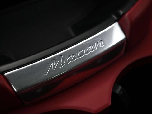 Certified 2023 Porsche Macan AWD/4WD image 18