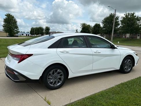 Used 2025 Hyundai Elantra Hybrid FWD image 4