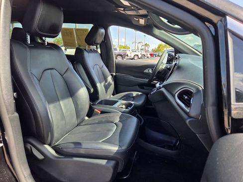 Used 2025 Chrysler Pacifica Select AWD/4WD image 18