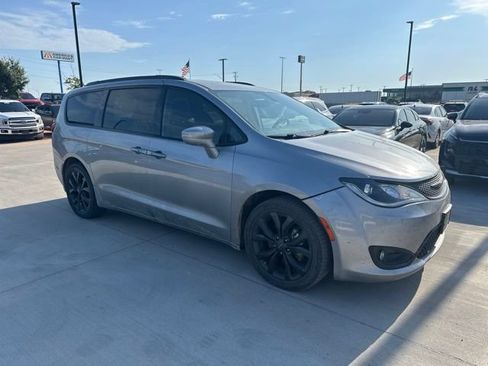 Used 2019 Chrysler Pacifica Touring-L w/ S Appearance Package FWD image 17