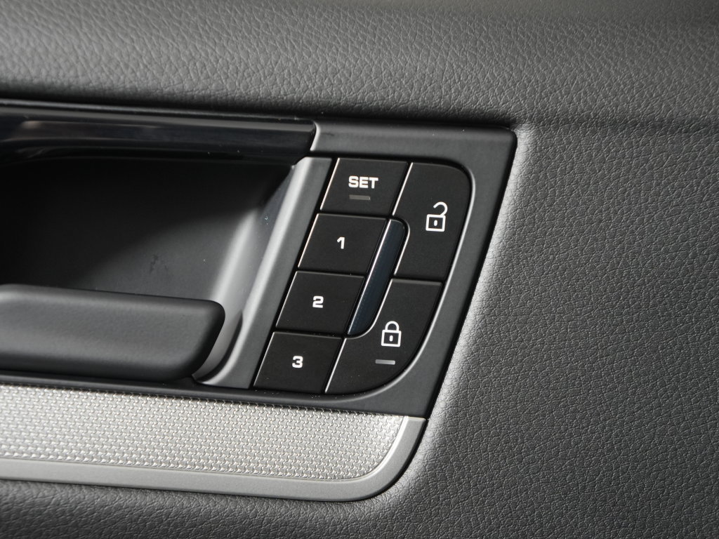 Certified 2024 Porsche Cayenne Coupe w/ Premium Package Plus AWD/4WD image 19