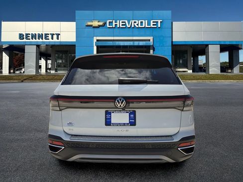Used 2025 Volkswagen Taos SE FWD image 5