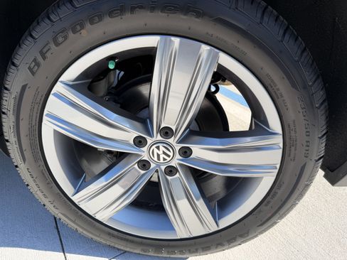 Used 2019 Volkswagen Tiguan SEL Premium w/ 3rd Row Seat Package image 34