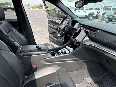 Used 2024 Jeep Grand Cherokee Limited w/ Black Appearance Package RWD image 35