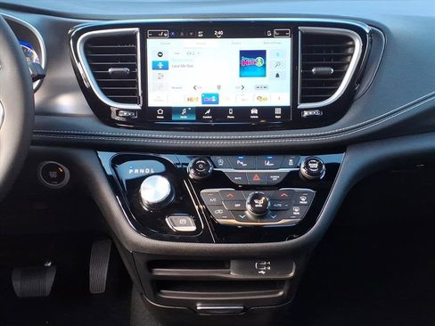 New 2026 Chrysler Pacifica Select image 9