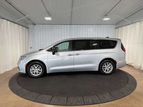 Used 2024 Chrysler Pacifica Touring-L FWD image 2