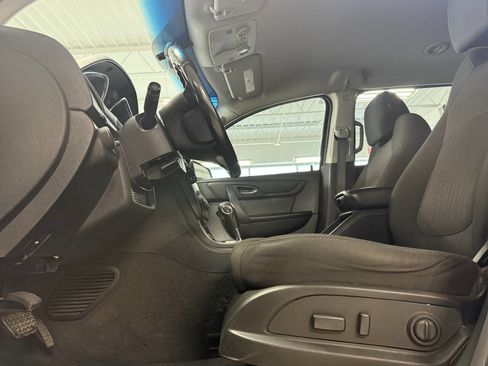 Used 2017 Chevrolet Traverse LT image 8