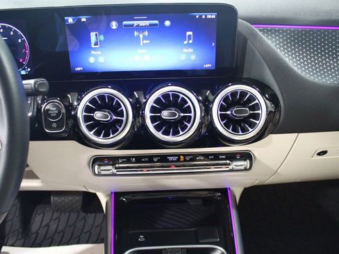 Used 2025 Mercedes-Benz GLA 250 4MATIC image 19