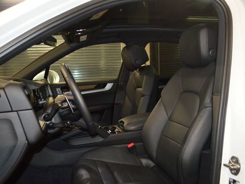 Certified 2025 Porsche Cayenne AWD/4WD image 5