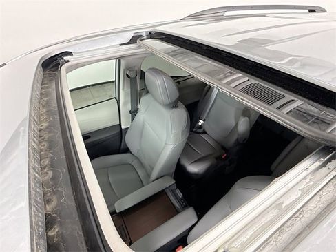 Used 2021 Toyota Sienna XLE w/ XLE Plus Package image 22