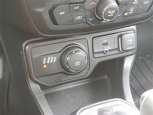Used 2018 Jeep Renegade Altitude image 25