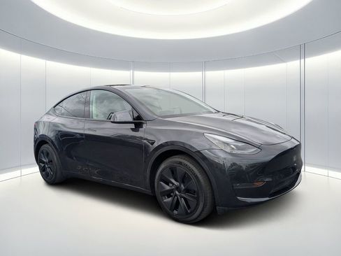 Used 2024 Tesla Model Y Long Range RWD image 2