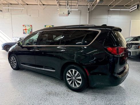 Used 2020 Chrysler Pacifica Limited FWD image 9