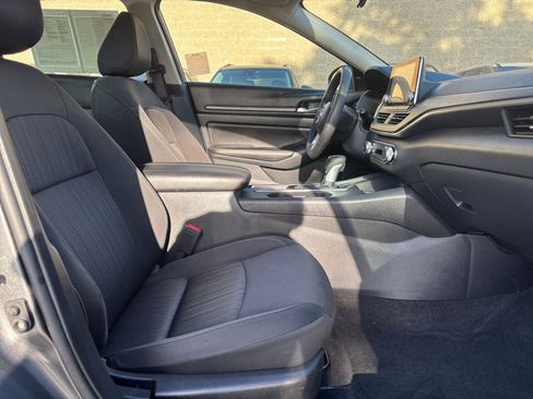 Used 2025 Nissan Altima 2.5 SV FWD image 37
