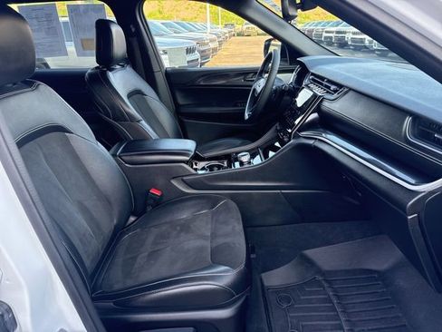 Used 2023 Jeep Grand Cherokee L Laredo image 34