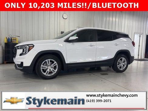 Used 2022 GMC Terrain SLE image 1