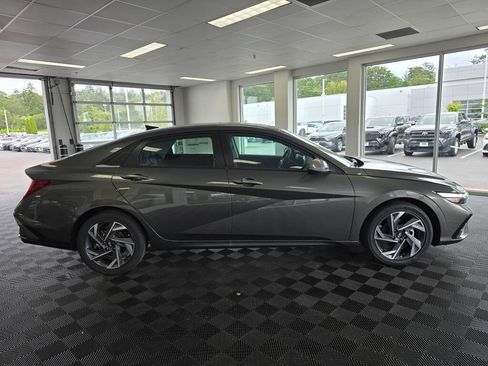 New 2026 Hyundai Elantra Limited FWD image 2