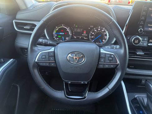 Used 2021 Toyota Highlander XLE AWD/4WD image 19