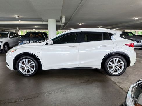 Used 2017 INFINITI QX30 Premium FWD image 2