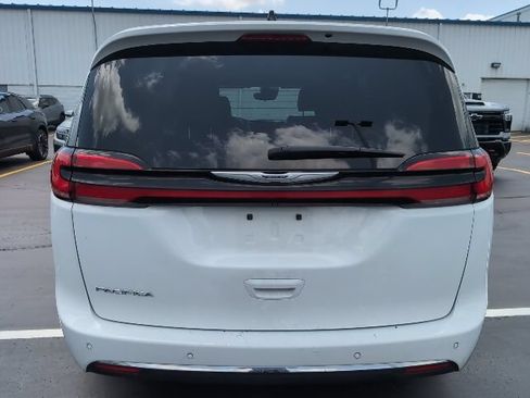 Used 2023 Chrysler Pacifica Touring-L FWD image 2