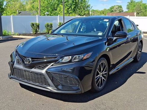 Used 2022 Toyota Camry SE w/ Cold Weather Package FWD image 3