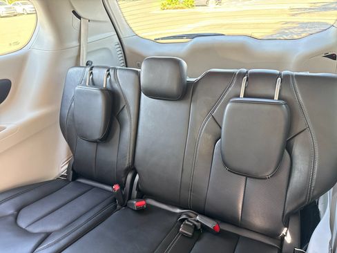 Used 2024 Chrysler Pacifica Touring-L FWD image 14