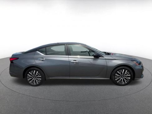 Used 2025 Nissan Altima 2.5 SV FWD image 13