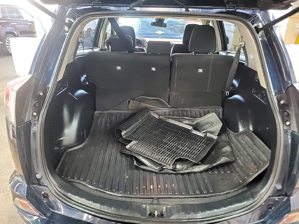 Used 2018 Toyota RAV4 XLE w/ All Weather Liner Package AWD/4WD image 6