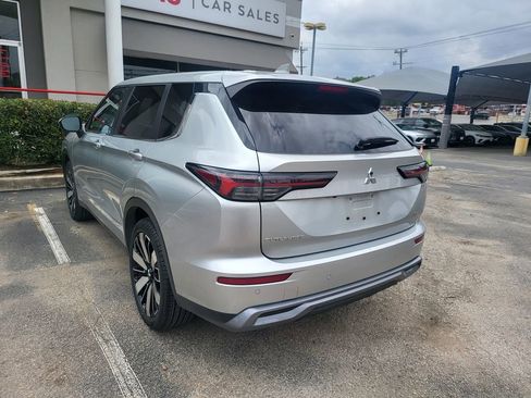Used 2025 Mitsubishi Outlander SE image 6