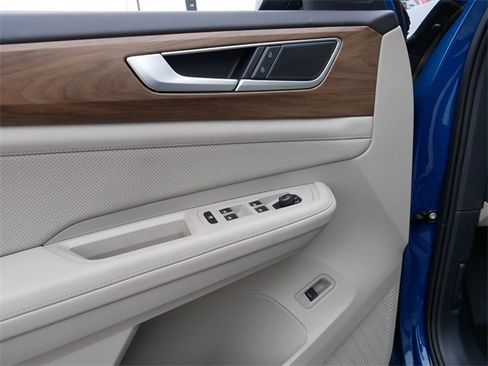 Certified 2025 Volkswagen Atlas SE image 16