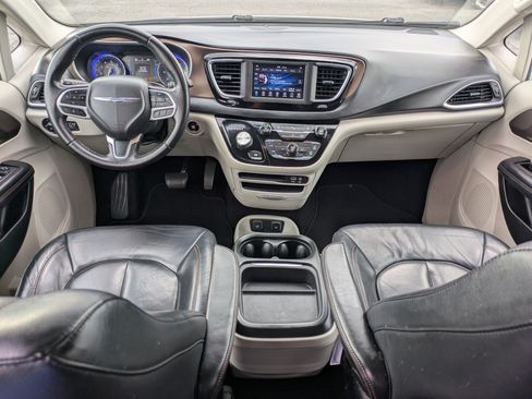 Used 2018 Chrysler Pacifica Touring-L FWD image 29
