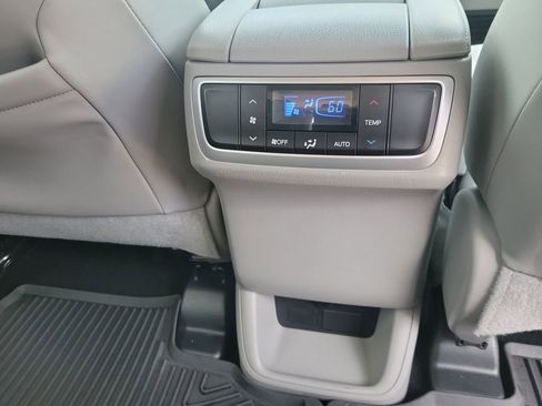 Used 2015 Toyota Highlander Plus FWD image 28