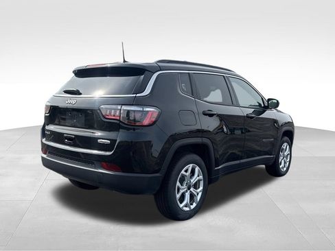 Used 2025 Jeep Compass Latitude w/ Sun & Sound Group AWD/4WD image 6