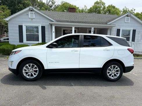Used 2020 Chevrolet Equinox LS w/ LS Convenience Package FWD image 3