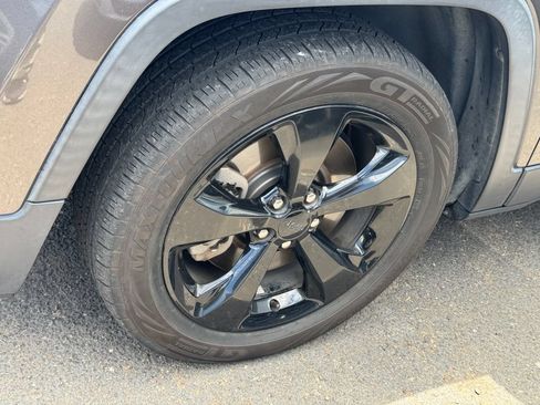 Used 2017 Jeep Cherokee Sport FWD image 5