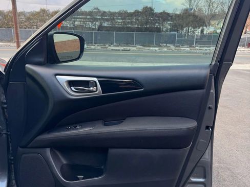 Used 2017 Nissan Pathfinder SV image 27