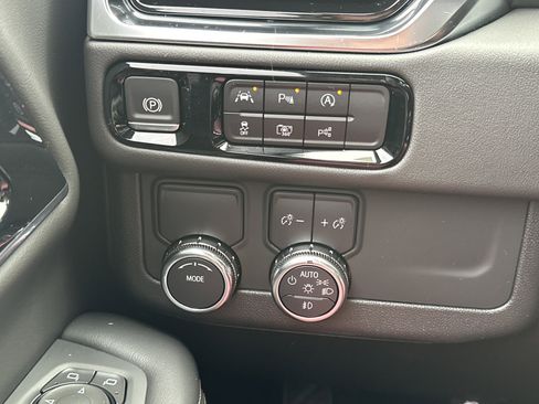 Used 2025 GMC Yukon Elevation RWD image 29