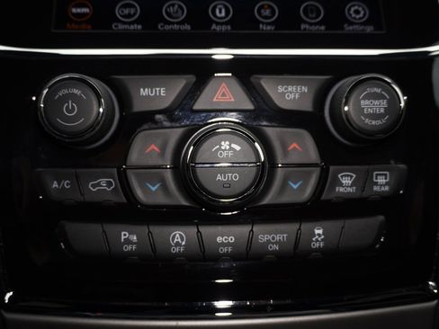 Used 2022 Jeep Grand Cherokee Laredo X image 18