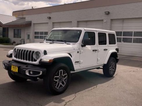 Used 2025 Jeep Wrangler Unlimited Sahara AWD/4WD image 5